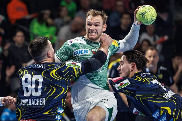 Berlin, 01.03.26, Handball: Bundesliga, Fuechse Berlin - Rhein-Neckar Löwen, 23. Spieltag, Max-Schmeling-Halle. Mathias Gidsel (Füchse Berlin) wirft den Ball auf das Tor und wird von Jannik Kohlbacher aufgehalten. Fuechse Berlin - HSG Wetzlar
