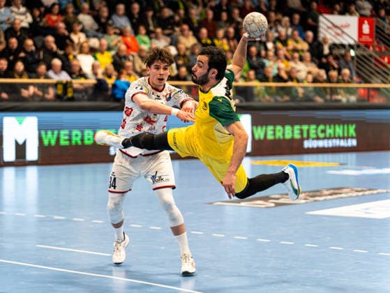 Pouya Norouzi (VfL Eintracht Hagen, 07) beim Torwurf gegen Paul Kompenhans (TV 05 07 Huettenberg, 34) VfL Eintracht Hagen vs. TV 05 07 Huettenberg , Handball, 2. Bundesliga, 22. Spieltag, Saison 2025 2026, 01.03.2026 VfL Eintracht Hagen vs. TV 05 07 Huettenberg , Handball, 2. Bundesliga, 22. Spieltag, Saison 2025 2026, 01.03.2026 Hagen Copyright: xEibner-Pressefoto DamianxKruczynx EP_DKI
