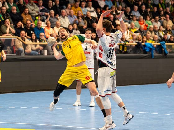 Josip Jukic (VfL Eintracht Hagen, 74) beim Torwurf gegen Paul Kompenhans (TV 05 07 Huettenberg, 34) VfL Eintracht Hagen vs. TV 05 07 Huettenberg , Handball, 2. Bundesliga, 22. Spieltag, Saison 2025 2026, 01.03.2026 VfL Eintracht Hagen vs. TV 05 07 Huettenberg , Handball, 2. Bundesliga, 22. Spieltag, Saison 2025 2026, 01.03.2026 Hagen Copyright: xEibner-Pressefoto DamianxKruczynx EP_DKI