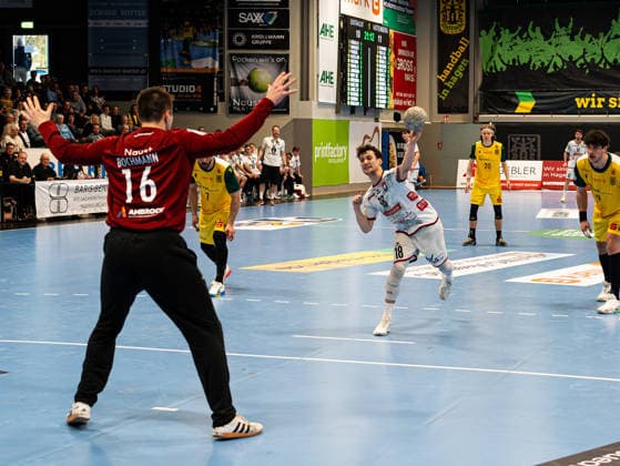 Tim Ruediger (TV 05 07 Huettenberg, 18) beim Siebenmeter gegen Pascal Bochmann (VfL Eintracht Hagen, 16) VfL Eintracht Hagen vs. TV 05 07 Huettenberg , Handball, 2. Bundesliga, 22. Spieltag, Saison 2025 2026, 01.03.2026 VfL Eintracht Hagen vs. TV 05 07 Huettenberg , Handball, 2. Bundesliga, 22. Spieltag, Saison 2025 2026, 01.03.2026 Hagen Copyright: xEibner-Pressefoto DamianxKruczynx EP_DKI