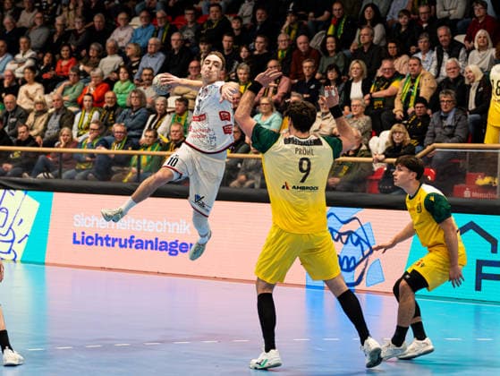 Paul Ohl (TV 05 07 Huettenberg, 10) beim Torwurf gegen Tilman Proehl (VfL Eintracht Hagen, 09) VfL Eintracht Hagen vs. TV 05 07 Huettenberg , Handball, 2. Bundesliga, 22. Spieltag, Saison 2025 2026, 01.03.2026 VfL Eintracht Hagen vs. TV 05 07 Huettenberg , Handball, 2. Bundesliga, 22. Spieltag, Saison 2025 2026, 01.03.2026 Hagen Copyright: xEibner-Pressefoto DamianxKruczynx EP_DKI