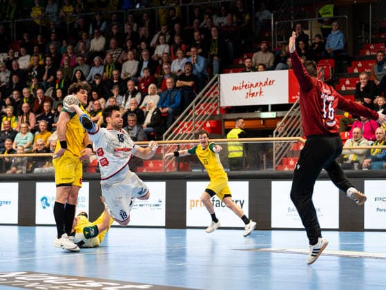 Vit Reichl (TV 05 07 Huettenberg, 19) beim Torwurf gegen Pascal Bochmann (VfL Eintracht Hagen, 16) VfL Eintracht Hagen vs. TV 05 07 Huettenberg , Handball, 2. Bundesliga, 22. Spieltag, Saison 2025 2026, 01.03.2026 VfL Eintracht Hagen vs. TV 05 07 Huettenberg , Handball, 2. Bundesliga, 22. Spieltag, Saison 2025 2026, 01.03.2026 Hagen Copyright: xEibner-Pressefoto DamianxKruczynx EP_DKI