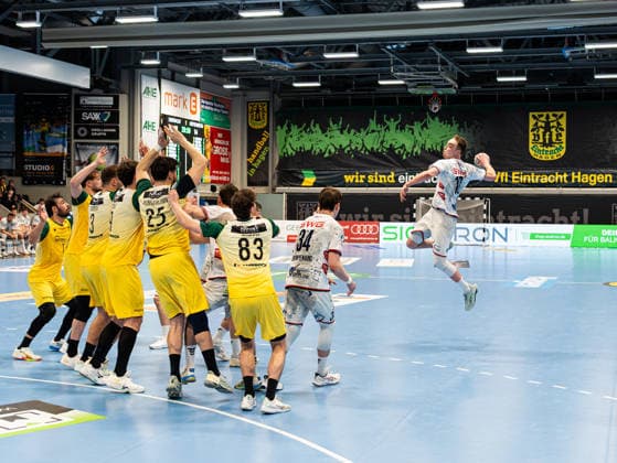 Paul Ohl (TV 05 07 Huettenberg, 10) beim Torwurf gegen die Abwehr von VfL Eintracht Hagen VfL Eintracht Hagen vs. TV 05 07 Huettenberg , Handball, 2. Bundesliga, 22. Spieltag, Saison 2025 2026, 01.03.2026 VfL Eintracht Hagen vs. TV 05 07 Huettenberg , Handball, 2. Bundesliga, 22. Spieltag, Saison 2025 2026, 01.03.2026 Hagen Copyright: xEibner-Pressefoto DamianxKruczynx EP_DKI
