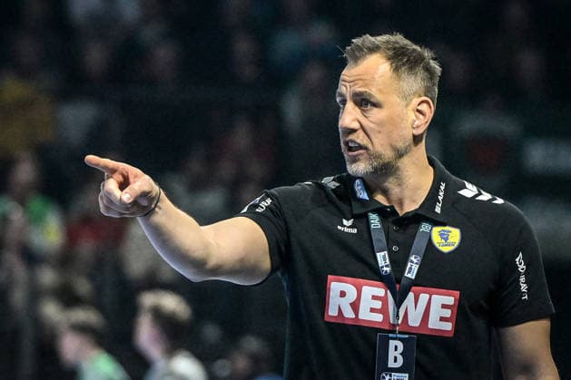 01.03.2026, xlakx, Handball Daikin HBL, Fuechse Berlin - Rhein-Neckar Löwen v.l. Nicolej Krickau (Fuechse Berlin Trainer) enttaeuscht, schaut enttaeuscht, niedergeschlagen, disappointed Berlin