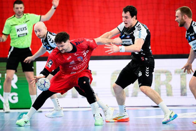 Bietigheim: HBL - 25 26 - SG BBM Bietigheim - HSG Nordhorn-Lingen v. li. im Zweikampf Jonathan Fischer (Bietigheim) und Christian Wilhelm (Nordhorn) Bietigheim-Bissingen Egetrans Arena Baden-Württemberg Deutschland