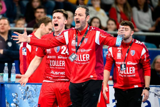 Bietigheim: HBL - 25 26 - SG BBM Bietigheim - HSG Nordhorn-Lingen Maxim Orlov (Bietigheim), Trainer Iker Romero (Bietigheim) aergerlich ärgerlich, sauer, wütend wuetend. schreit. tobt. Bietigheim-Bissingen Egetrans Arena Baden-Württemberg Deutschland