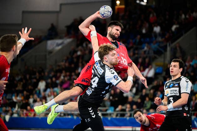 Bietigheim: HBL - 25 26 - SG BBM Bietigheim - HSG Nordhorn-Lingen Elias Ruddat (Nordhorn), Juan de la Pena (Bietigheim) Bietigheim-Bissingen Egetrans Arena Baden-Württemberg Deutschland
