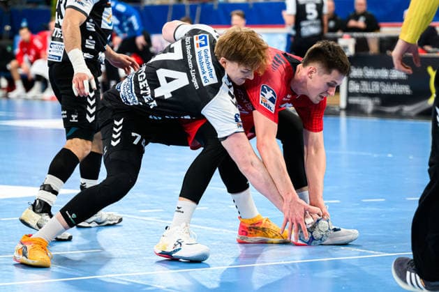 Bietigheim: HBL - 25 26 - SG BBM Bietigheim - HSG Nordhorn-Lingen v. li. im Zweikampf Max Potgeter (Nordhorn) und Maxim Orlov (Bietigheim) Bietigheim-Bissingen Egetrans Arena Baden-Württemberg Deutschland