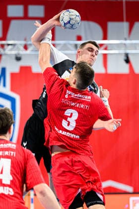 Bietigheim: HBL - 25 26 - SG BBM Bietigheim - HSG Nordhorn-Lingen v. li. im Zweikampf Oscar Gentzel (Nordhorn) und Nikola Vlahovic (Bietigheim) Bietigheim-Bissingen Egetrans Arena Baden-Württemberg Deutschland