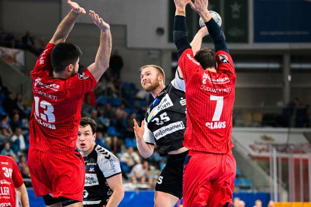 Bietigheim: HBL - 25 26 - SG BBM Bietigheim - HSG Nordhorn-Lingen v.li. Juan de la Pena (Bietigheim),Jaris Tobeler (Nordhorn), Dominik Claus (Bietigheim) Bietigheim-Bissingen Egetrans Arena Baden-Württemberg Deutschland
