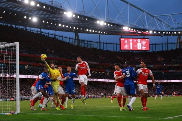 David Raya of Arsenal makes a save - Arsenal v Chelsea, Premier League, Emirates Stadium, London, UK - 1st March 2026 Editorial Use Only - DataCo restrictions apply, No free usage or syndication, standard fees apply. Arsenal v Chelsea, Premier League, Football, Emirates Stadium, London, UK - 01 Mar 2026London Emirates Stadium England United Kingdom EDITORIAL USE ONLY No use with unauthorised audio, video, data, fixture lists, club league logos or live services. Online in-match use limited to 120 images, no video emulation. No use in betting, games or single club league player publications. Copyright: xMDI Shutterstockx 16717017l