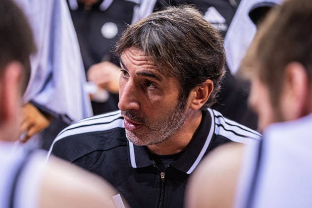 FIBA World Cup Qualifier: Germany vs. Croatia; 01.03.2026 Alex Mumbru (Headcoach Deutscher Basketball Bund) in der Auszeit - FIBA Basketball World Cup 2027 European Qualifiers, Deutschland vs. Kroatien, 1.3.2026, Telekom Dome, Bonn Copyright: xBEAUTIFULxSPORTS Derixx