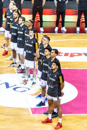 GER, FIBA Basketball World Cup 2027, European Qualifiers, Deutschland-Kroatien. 01.03.2026, Telekom Dome, Bonn, GER, FIBA Basketball World Cup 2027, European Qualifiers, Deutschland-Kroatien. Team Deutschland bei der Nationalhymne Â Foto: Alexander Trienitz Bonn Telekom Dome Nordrhein-Westfalen Deutschland