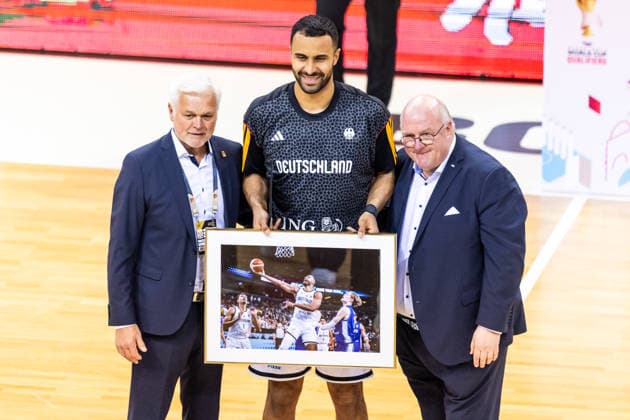 GER, FIBA Basketball World Cup 2027, European Qualifiers, Deutschland-Kroatien. 01.03.2026, Telekom Dome, Bonn, GER, FIBA Basketball World Cup 2027, European Qualifiers, Deutschland-Kroatien. Armin Andres, DBB Delegationsleiter, Johannes Thiemann (Deutschland, No 32), Ingo Weiss, DBB-Präsident  Foto: Alexander Trienitz Bonn Telekom Dome Nordrhein-Westfalen Deutschland