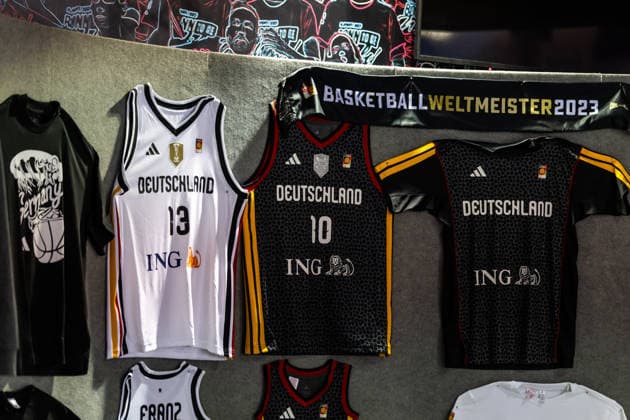 GER, FIBA Basketball World Cup 2027, European Qualifiers, Deutschland-Kroatien. 01.03.2026, Telekom Dome, Bonn, GER, FIBA Basketball World Cup 2027, European Qualifiers, Deutschland-Kroatien. Team-Merchandising des DBB Â Foto: Alexander Trienitz Bonn Telekom Dome Nordrhein-Westfalen Deutschland