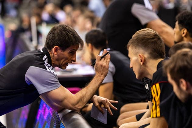 GER, FIBA Basketball World Cup 2027, European Qualifiers, Deutschland-Kroatien. 01.03.2026, Telekom Dome, Bonn, GER, FIBA Basketball World Cup 2027, European Qualifiers, Deutschland-Kroatien. Alberto Miranda Sanchez (Co-Trainer Deutschland) spricht mit seinen Spielern Â Foto: Alexander Trienitz Bonn Telekom Dome Nordrhein-Westfalen Deutschland