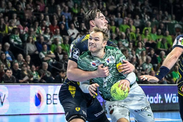 01.03.2026, xlakx, Handball Daikin HBL, Fuechse Berlin - Rhein-Neckar Löwen v.l. Robert Timmermeister (Rhein-Neckar Loewen), Mathias Gidsel (Fuechse Berlin) Zweikampf, Duell, Kampf, tackle Berlin
