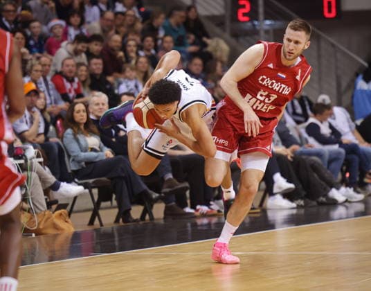 Länderspiel Deutschland vs. Kroatien iin Bonn WM-Qualifikation (Laenderspiel Weltmeisterschaftsvorbereitung) Hier: Im Flug - Jack Kayil