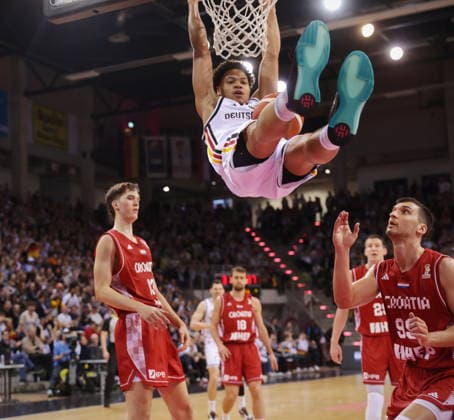 Länderspiel Deutschland vs. Kroatien iin Bonn WM-Qualifikation (Laenderspiel Weltmeisterschaftsvorbereitung) Hier: Dunking - Jack Kayil