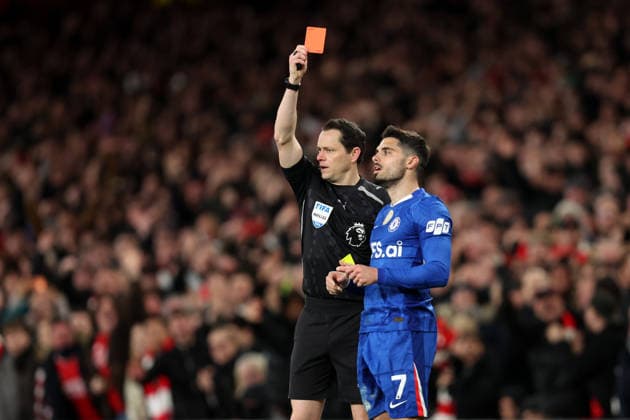 Arsenal v Chelsea 01 March 2026, London - Premier League Football - Arsenal v Chelsea - referee Darren England shows the red card to Pedro Neto of Chelsea - Photo: Charlotte Wilson Offside. London UK Copyright: xCharlottexWilsonx xOffsidexOffside
