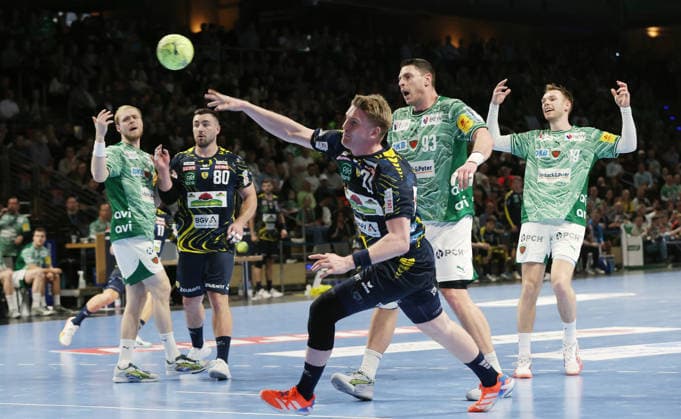 Haukur Thrastarson erzielt ein Tor gegen Torwart Dejan Milosavljev Zweikampf Spielszene Aktion Handball HBL Bundesliga Herren 23. Spieltag Saison 2025 2026 01.03.2026 Füchse Berlin vs Rhein Neckar Löwen RNL