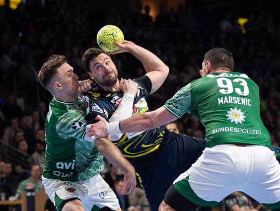Handball, Herren, Saison 2025 2026, DAIKIN Handball-Bundesliga (23. Spieltag), Füchse Berlin - Rhein-Neckar Löwen, v.l. Lasse Bredekjaer Andersson (Füchse Berlin), Dani Baijens (Löwen), Mijajlo Marsenic (Füchse Berlin), 01.03.2026, Copyright: xSebastianxRäppold MatthiasxKochx