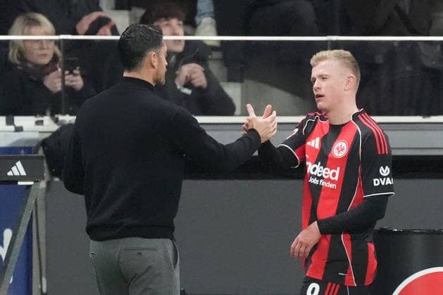 Trainer Albert Riera (Eintracht Frankfurt) klatscht mit Jonathan Burkardt (Eintracht Frankfurt) ab nach dessen Auswechslung - Frankfurt 01.03.2026: Eintracht Frankfurt vs. SC Freiburg, Deutsche Bank Park, 24. Spieltag Bundesliga *** Coach Albert Riera Eintracht Frankfurt claps Jonathan Burkardt Eintracht Frankfurt after his substitution Frankfurt 01 03 2026 Eintracht Frankfurt vs SC Freiburg, Deutsche Bank Park, 24 Matchday Bundesliga