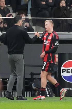 Trainer Albert Riera (Eintracht Frankfurt) klatscht mit Jonathan Burkardt (Eintracht Frankfurt) ab nach dessen Auswechslung - Frankfurt 01.03.2026: Eintracht Frankfurt vs. SC Freiburg, Deutsche Bank Park, 24. Spieltag Bundesliga *** Coach Albert Riera Eintracht Frankfurt claps Jonathan Burkardt Eintracht Frankfurt after his substitution Frankfurt 01 03 2026 Eintracht Frankfurt vs SC Freiburg, Deutsche Bank Park, 24 Matchday Bundesliga