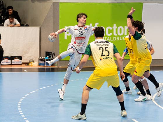 Paul Kompenhans (TV 05 07 Huettenberg, 34) beim Torwurf gegen Tilman Proehl (VfL Eintracht Hagen, 09), Philip Jungemann (VfL Eintracht Hagen, 25) und Josip Jukic (VfL Eintracht Hagen, 74) VfL Eintracht Hagen vs. TV 05 07 Huettenberg , Handball, 2. Bundesliga, 22. Spieltag, Saison 2025 2026, 01.03.2026 VfL Eintracht Hagen vs. TV 05 07 Huettenberg , Handball, 2. Bundesliga, 22. Spieltag, Saison 2025 2026, 01.03.2026 Hagen Copyright: xEibner-Pressefoto DamianxKruczynx EP_DKI