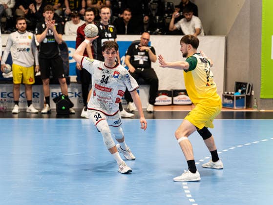 Paul Kompenhans (TV 05 07 Huettenberg, 34) im Zweikampf gegen Josip Jukic (VfL Eintracht Hagen, 74) VfL Eintracht Hagen vs. TV 05 07 Huettenberg , Handball, 2. Bundesliga, 22. Spieltag, Saison 2025 2026, 01.03.2026 VfL Eintracht Hagen vs. TV 05 07 Huettenberg , Handball, 2. Bundesliga, 22. Spieltag, Saison 2025 2026, 01.03.2026 Hagen Copyright: xEibner-Pressefoto DamianxKruczynx EP_DKI