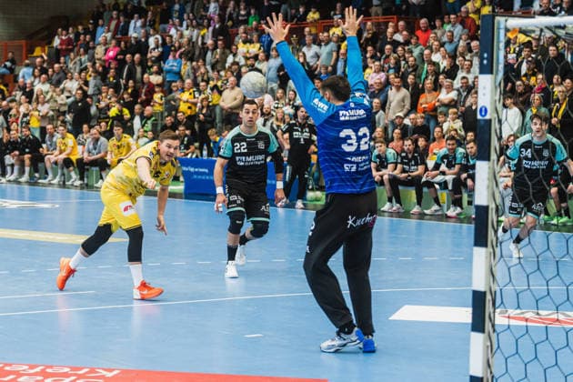 Falk Kolodziej (HSG Krefeld Niederrhein, 05), 7m Wurf, Janis Boieck (HC Oppenweiler Backnang, 32) versucht zu halten HSG Krefeld Niederrhein vs. HC Oppenweiler Backnang, Handball, 2.HBL, 22.Spieltag, Saison 2025 26, 01.03.2026, HSG Krefeld Niederrhein vs. HC Oppenweiler Backnang, Handball, 2.HBL, 22.Spieltag, Saison 2025 26, 01.03.2026 Krefeld Copyright: xEibner-Pressefoto LukasxBaldygax EP_LBA