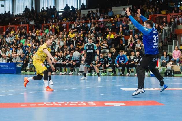 Falk Kolodziej (HSG Krefeld Niederrhein, 05), 7m Wurf, Janis Boieck (HC Oppenweiler Backnang, 32) versucht zu halten HSG Krefeld Niederrhein vs. HC Oppenweiler Backnang, Handball, 2.HBL, 22.Spieltag, Saison 2025 26, 01.03.2026, HSG Krefeld Niederrhein vs. HC Oppenweiler Backnang, Handball, 2.HBL, 22.Spieltag, Saison 2025 26, 01.03.2026 Krefeld Copyright: xEibner-Pressefoto LukasxBaldygax EP_LBA