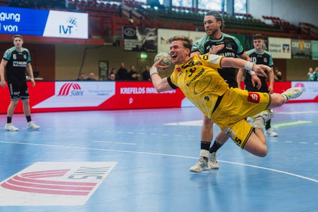 Niklas Ingenpass (HSG Krefeld Niederrhein, 55), Sprungwurf, Lukas Suesser (HC Oppenweiler Backnang, 74) schaut hinterher HSG Krefeld Niederrhein vs. HC Oppenweiler Backnang, Handball, 2.HBL, 22.Spieltag, Saison 2025 26, 01.03.2026, HSG Krefeld Niederrhein vs. HC Oppenweiler Backnang, Handball, 2.HBL, 22.Spieltag, Saison 2025 26, 01.03.2026 Krefeld Copyright: xEibner-Pressefoto LukasxBaldygax EP_LBA