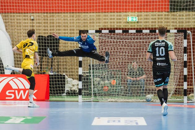 Matija Mircic (HSG Krefeld Niederrhein, 97), Tor, Janis Boieck (HC Oppenweiler Backnang, 32) imm Spagatt in der Luft HSG Krefeld Niederrhein vs. HC Oppenweiler Backnang, Handball, 2.HBL, 22.Spieltag, Saison 2025 26, 01.03.2026, HSG Krefeld Niederrhein vs. HC Oppenweiler Backnang, Handball, 2.HBL, 22.Spieltag, Saison 2025 26, 01.03.2026 Krefeld Copyright: xEibner-Pressefoto LukasxBaldygax EP_LBA