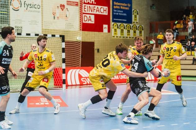Felix Klingler (HC Oppenweiler Backnang, 24), Lucas Schneider (HSG Krefeld Niederrhein, 11), Zweikampf von Lukas Suesser (HC Oppenweiler Backnang, 74) mit Niklas Ingenpass (HSG Krefeld Niederrhein, 55) und Lukas Siegler (HSG Krefeld Niederrhein, 20), Matija Mircic (HSG Krefeld Niederrhein, 97) schaut zu HSG Krefeld Niederrhein vs. HC Oppenweiler Backnang, Handball, 2.HBL, 22.Spieltag, Saison 2025 26, 01.03.2026, HSG Krefeld Niederrhein vs. HC Oppenweiler Backnang, Handball, 2.HBL, 22.Spieltag, Saison 2025 26, 01.03.2026 Krefeld Copyright: xEibner-Pressefoto LukasxBaldygax EP_LBA