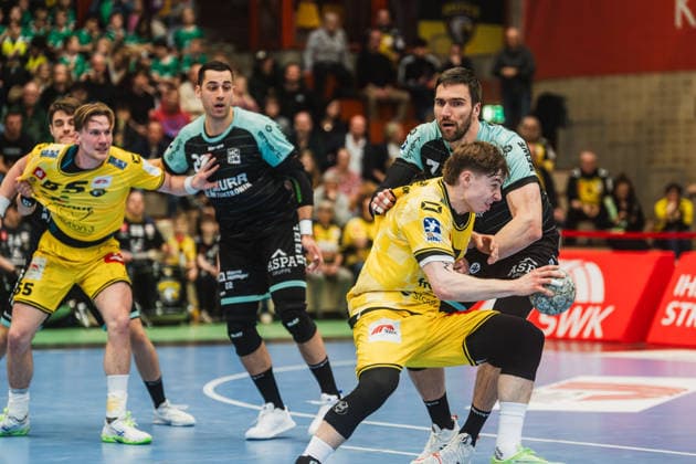 Dominick Weiß (HC Oppenweiler Backnang, 07) im Zweikampf mit Marvin Kix (HSG Krefeld Niederrhein, 07) HSG Krefeld Niederrhein vs. HC Oppenweiler Backnang, Handball, 2.HBL, 22.Spieltag, Saison 2025 26, 01.03.2026, HSG Krefeld Niederrhein vs. HC Oppenweiler Backnang, Handball, 2.HBL, 22.Spieltag, Saison 2025 26, 01.03.2026 Krefeld Copyright: xEibner-Pressefoto LukasxBaldygax EP_LBA