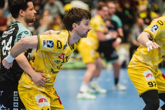 Felix Klingler (HC Oppenweiler Backnang, 24) verteigt Lucas Schneider (HSG Krefeld Niederrhein, 11) HSG Krefeld Niederrhein vs. HC Oppenweiler Backnang, Handball, 2.HBL, 22.Spieltag, Saison 2025 26, 01.03.2026, HSG Krefeld Niederrhein vs. HC Oppenweiler Backnang, Handball, 2.HBL, 22.Spieltag, Saison 2025 26, 01.03.2026 Krefeld Copyright: xEibner-Pressefoto LukasxBaldygax EP_LBA