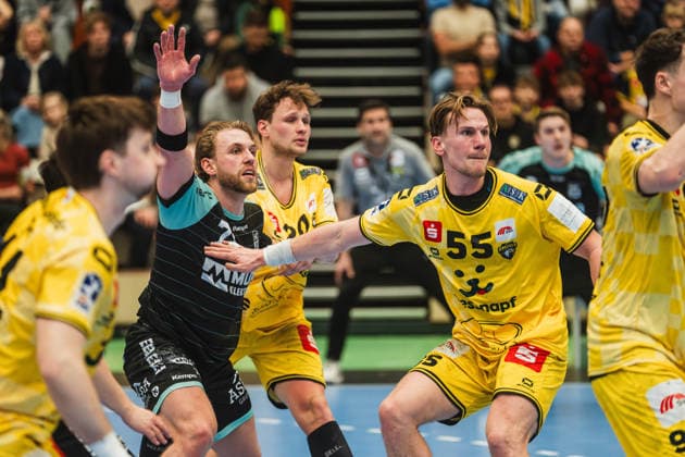 Dominick Weiß (HC Oppenweiler Backnang, 07) will den Ball, Niklas Ingenpass (HSG Krefeld Niederrhein, 55) deckt den Gegenspieler HSG Krefeld Niederrhein vs. HC Oppenweiler Backnang, Handball, 2.HBL, 22.Spieltag, Saison 2025 26, 01.03.2026, HSG Krefeld Niederrhein vs. HC Oppenweiler Backnang, Handball, 2.HBL, 22.Spieltag, Saison 2025 26, 01.03.2026 Krefeld Copyright: xEibner-Pressefoto LukasxBaldygax EP_LBA