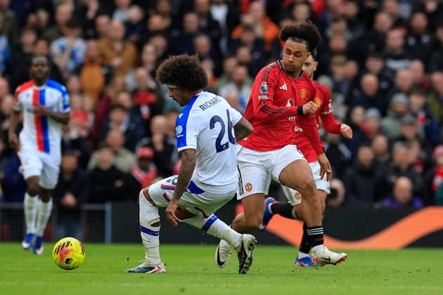 Manchester United, ManU v Crystal Palace, Premier League Joshua Zirkzee (11) of Manchester United passes the ball beyond Chris Richards (26) of Crystal Palace during the Premier League match between Manchester United and Crystal Palace at Old Trafford, Manchester, UK on 1 March 2026. Manchester Old Trafford Greater Manchester UK Editorial use only DataCo restrictions apply See www.football-dataco.com , Copyright: xConorxMolloyx PSI-23823-0117
