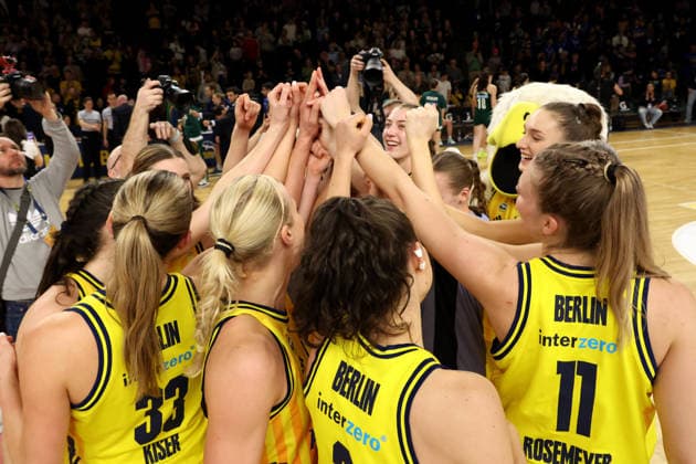 DEU, easyCredit DBBL, ALBA vs. Rutronik Stars Keltern, 01.03.2026, Soemmeringhalle, Berlin, DEU, easyCredit DBBL, ALBA vs. Rutronik Stars Keltern, im Bild ALBA-Spielerinnenkreis