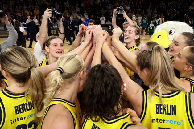 DEU, easyCredit DBBL, ALBA vs. Rutronik Stars Keltern, 01.03.2026, Soemmeringhalle, Berlin, DEU, easyCredit DBBL, ALBA vs. Rutronik Stars Keltern, im Bild ALBA-Spielerinnenkreis