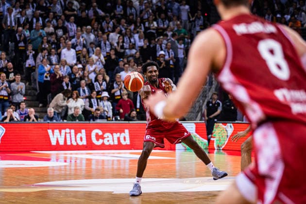 FIBA World Cup Qualifier: Germany vs. Croatia; 01.03.2026 Jaleen Smith (Croatia 3) passt zu Mario Hezonja (Croatia 8) - FIBA Basketball World Cup 2027 European Qualifiers, Deutschland vs. Kroatien, 1.3.2026, Telekom Dome, Bonn Copyright: xBEAUTIFULxSPORTS Derixx