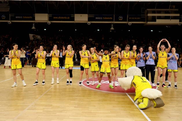 DEU, easyCredit DBBL, ALBA vs. Rutronik Stars Keltern, 01.03.2026, Soemmeringhalle, Berlin, DEU, easyCredit DBBL, ALBA vs. Rutronik Stars Keltern, im Bild ALBA-Spielerinnenkreis