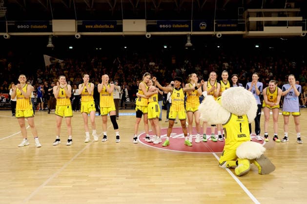 DEU, easyCredit DBBL, ALBA vs. Rutronik Stars Keltern, 01.03.2026, Soemmeringhalle, Berlin, DEU, easyCredit DBBL, ALBA vs. Rutronik Stars Keltern, im Bild ALBA-Spielerinnenkreis