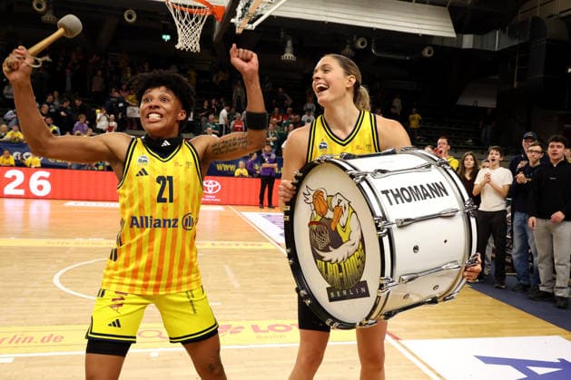 DEU, easyCredit DBBL, ALBA vs. Rutronik Stars Keltern, 01.03.2026, Soemmeringhalle, Berlin, DEU, easyCredit DBBL, ALBA vs. Rutronik Stars Keltern, im Bild Deeshyra Thomas (ALBA Berlin 21), Emily Kiser (ALBA Berlin 33)