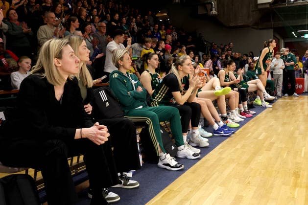 DEU, easyCredit DBBL, ALBA vs. Rutronik Stars Keltern, 01.03.2026, Soemmeringhalle, Berlin, DEU, easyCredit DBBL, ALBA vs. Rutronik Stars Keltern, im Bild Trainerin Matea Tavic (Rutronik Stars Keltern), Kelterner-Spielerbank