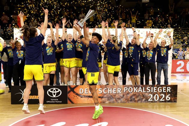 DEU, easyCredit DBBL, ALBA vs. Rutronik Stars Keltern, 01.03.2026, Soemmeringhalle, Berlin, DEU, easyCredit DBBL, ALBA vs. Rutronik Stars Keltern, im Bild ALBA-Spielerinnenkreis Deeshyra Thomas (ALBA Berlin 21), Lena Gohlisch (ALBA Berlin 12) Pokal