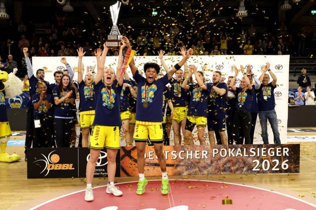 DEU, easyCredit DBBL, ALBA vs. Rutronik Stars Keltern, 01.03.2026, Soemmeringhalle, Berlin, DEU, easyCredit DBBL, ALBA vs. Rutronik Stars Keltern, im Bild ALBA-Spielerinnenkreis Deeshyra Thomas (ALBA Berlin 21), Lena Gohlisch (ALBA Berlin 12) Pokal *** DEU, easyCredit DBBL, ALBA vs Rutronik Stars Keltern, 01 03 2026, Soemmeringhalle, Berlin, DEU, easyCredit DBBL, ALBA vs Rutronik Stars Keltern, in the picture ALBA player circle Deeshyra Thomas ALBA Berlin 21 , Lena Gohlisch ALBA Berlin 12 Cup nordphotoxGmbHx xEngler nph00076