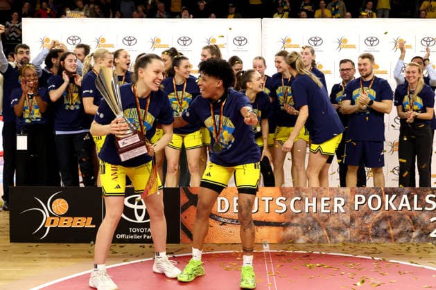 DEU, easyCredit DBBL, ALBA vs. Rutronik Stars Keltern, 01.03.2026, Soemmeringhalle, Berlin, DEU, easyCredit DBBL, ALBA vs. Rutronik Stars Keltern, im Bild ALBA-Spielerinnenkreis Deeshyra Thomas (ALBA Berlin 21), Lena Gohlisch (ALBA Berlin 12) Pokal