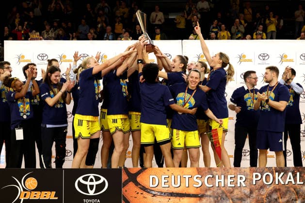 DEU, easyCredit DBBL, ALBA vs. Rutronik Stars Keltern, 01.03.2026, Soemmeringhalle, Berlin, DEU, easyCredit DBBL, ALBA vs. Rutronik Stars Keltern, im Bild ALBA-Spielerinnenkreis Deeshyra Thomas (ALBA Berlin 21), Lena Gohlisch (ALBA Berlin 12) Pokal